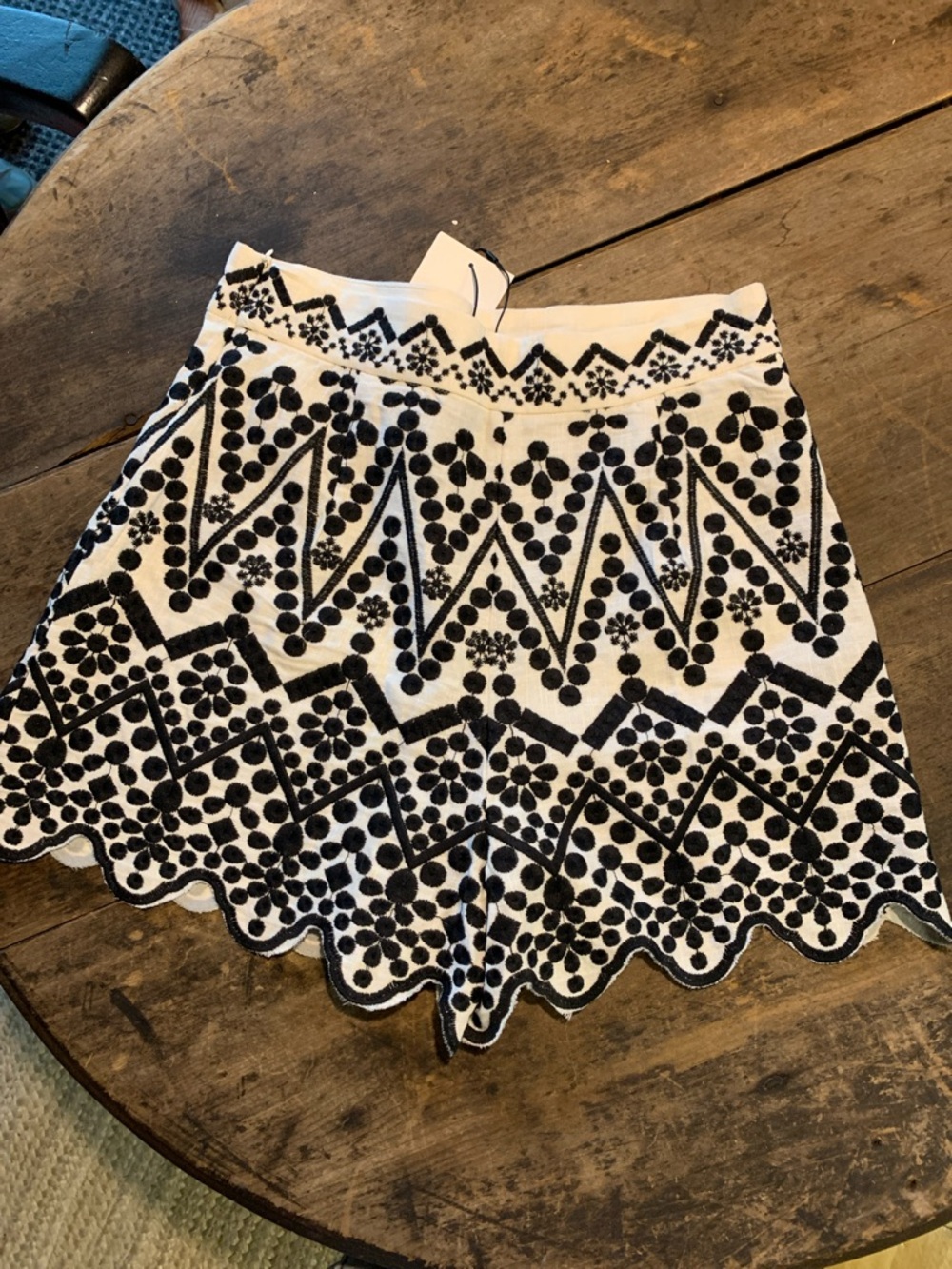 NWT Zara Women's Black & White  Embroidered Linen Scallop Hem Shorts - Picture 4 of 8